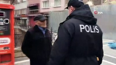  İstanbul’da sokağa çıkan yaşlıların polisi ikna çalışmaları kamerada