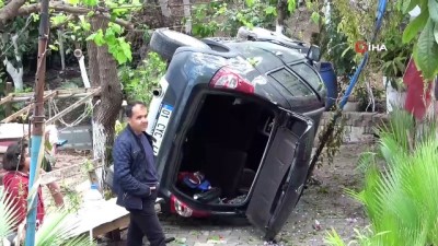 mel c -  Otomobil bahçeye düştü, sürücüsü böyle kurtarıldı... Ev sahibi: 'Eve uçak düştü sandık' Videosu