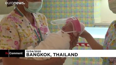 yeni dogan bebek - Tayland'daki yeni doğan bebekler koronavirüs maskeleriyle taburcu edildi Videosu