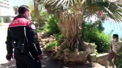 yabanci turist -  Sokağa çıkma yasağı öncesi deniz keyfine polis engeli Videosu