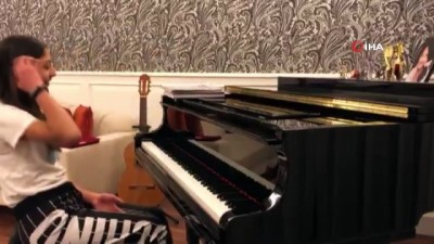  12 yaşındaki Duru Ercoşkun’dan sokağa çıkmayan vatandaşlara piyano resitali