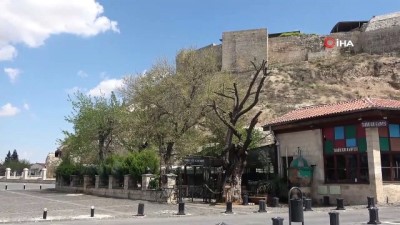  Boşalan sokaklarda kuş sesleri yükseldi