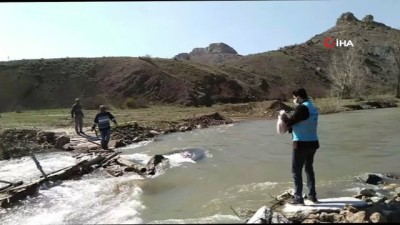 Derenin karşında yaşayanlara ekmek böyle ulaştırıldı