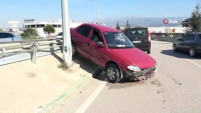 ilginc goruntu -  Direksiyon hakimiyetini kaybetti bariyerlerin üzerinde asılı kaldı Videosu