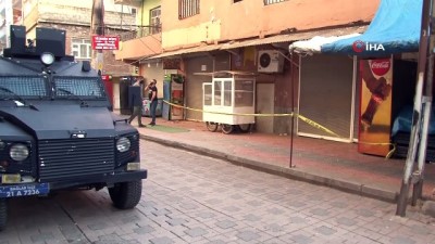silahli catisma -   Diyarbakır'da silahlı çatışma: 1 ölü...Ekmek poşeti içerisinde tabanca taşıdılar sokakta çatıştılar Videosu