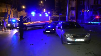 ilk mudahale -  Ehliyetsiz ve alkollü sürücü park halindeki otomobile çarptı: 3 yaralı Videosu