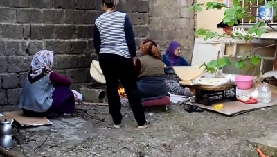  Ev hanımları sokağa çıkma yasağına ekmek pişirerek hazırlanıyor