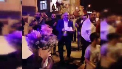 fazla mesai -  Kavgaya gelen polisleri pasta ve çiçeklerle karşıladılar, sosyal mesafeyi unuttular Videosu