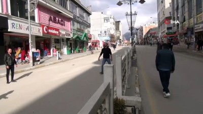yaya gecidi -  Korona virüs nedeniyle boş kalan caddede esnaf ve vatandaşlar top oynadı Videosu