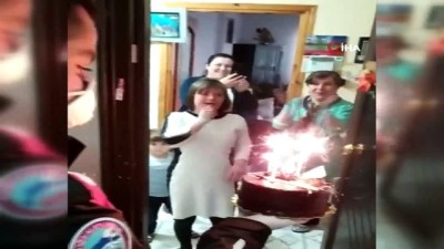  Polis, down sendromlu genç kızın doğum gününü kutladı