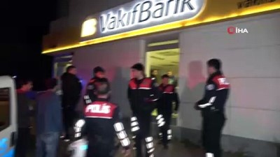 felaket -  Sokağa çıkma kısıtlamasını aldırış etmeden bankaya giren hırsız, gazetecilere 'Benim adım felaket' dedi Videosu