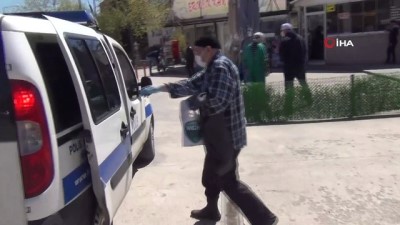  Sokağa çıkma yasağı olan yaşlıların yardımına polis ve gönüllüler yetişiyor