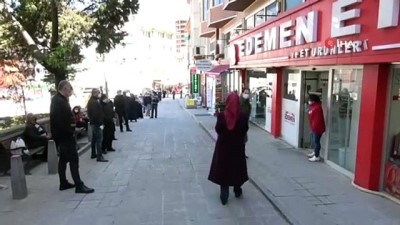  Sokağa çıkma yasağı öncesi sosyal mesafeli metrelerce et kuyruğu