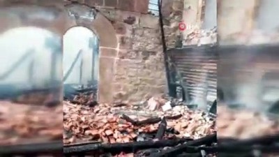  Trabzon'un Sürmene ilçesindeki çıkan yangında cami kullanılmaz hale geldi