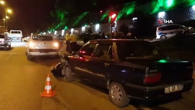 emniyet amiri -  293 promil alkollü sürücü kırmızı ışıkta bekleyen sivil polis aracına çarptı: 1 yaralı Videosu
