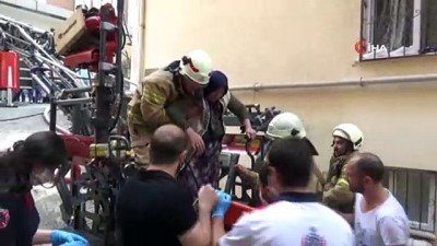 saglik personeli -  5 katlı binada çıkan yangın mahalleliyi sokağa döktü Videosu