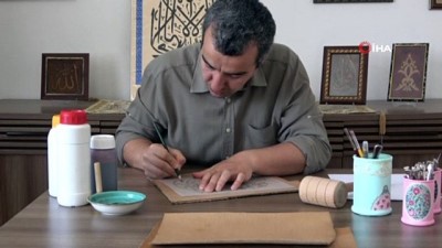 hat sanati -  Cami imamı hat sanatını ham deriye işliyor Videosu