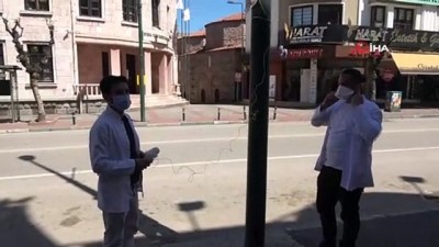 nobetci eczane -  Canları sıkılan eczacılar en işlek caddeye ip gerip voleybol oynadılar Videosu