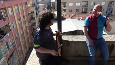 canli yayin -  Dışarı çıkamayan vatandaşlara çatıdan kemençe konseri verdiler Videosu