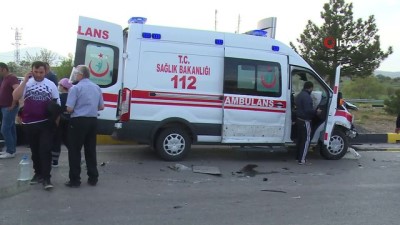 saglik personeli -  Isparta’da ambulans ile otomobil çarpıştı: 2 yaralı Videosu