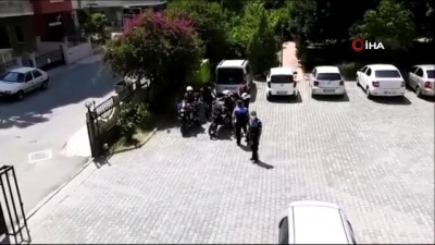 kucuk kiz -  Polisten küçük kız çocuğuna doğum günü sürprizi Videosu