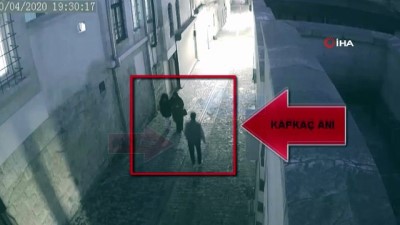 kadin hirsiz -  Sokakta kapkaç anı kamerada...Çocuğuyla yürüyen kadın neye uğradığını şaşırdı Videosu