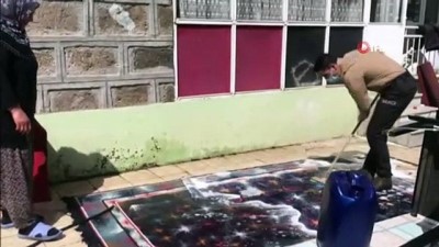 yasli kadin -  Teyzenin yardımına bekçi koştu..Eline fırçayı alıp halı yıkadı Videosu