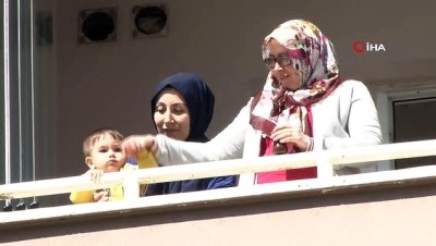 mahlas -  Ünlü sanatçı Ankaralı Coşkun'dan balkon konseri Videosu