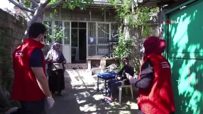 engelli aile -  Yaşlı ve çocuklara müzikli doğum günü sürprizi Videosu