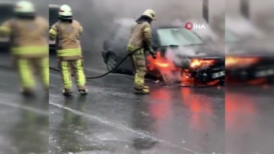  Bayrampaşa’da park halindeki otomobil alev alev yandı