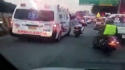  - Kolombiya’da sağlık çalışanları ambulanslarla yolları kapattı