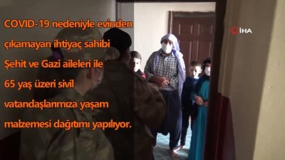  Mehmetçikten evinden çıkamayan vatandaşlara yardım