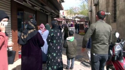  Şanlıurfa’da metrelerce para kuyruğu oluştu