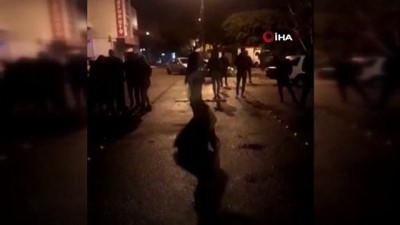 polis mudahale -  Sokak ortasında dansöz oynatarak doğum günü partisi yapan gençlere polisten baskın Videosu