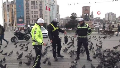  Taksim’de aç kalan güvercinleri trafik polisleri besledi