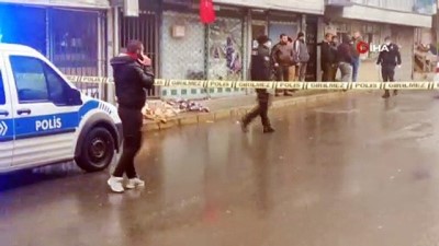 otopsi sonucu -  Yabancı uyruklu adam sokak ortasında öldü, vatandaşlar sosyal mesafeyi hiçe saydı Videosu