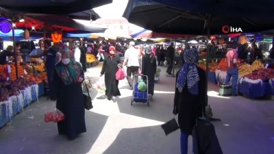  Bursa'da vatandaşlar pazara akın etti