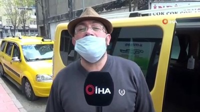  Elazığ'da taksici, önlemini ücretsiz maske ve eldivenle aldı