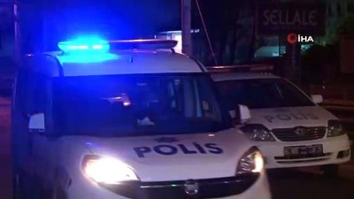 calinti arac -  'Dur' ihtarına uymayıp çalıntı araçla polisin üzerine gittiler: 1'İ polis memuru 2 yaralı Videosu