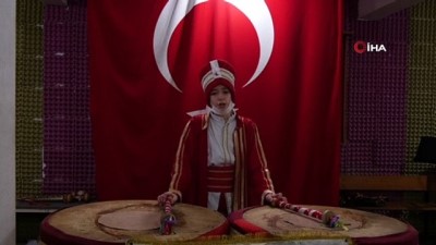 sparta -  Evde kalan arkadaşları için kös çaldı, İstiklal Marşı’nı okudu Videosu