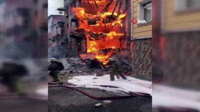  Fatih'te ahşap bina alev alev yandı