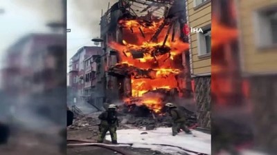  Fatih'te ahşap binada yangın