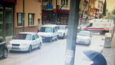 istiklal caddesi -  Hasta taşıyan ambulans otomobil ile böyle çarpıştı Videosu
