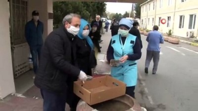 katar -  Korona virüs ile mücadele eden sağlık çalışanlarına sarma ikramı Videosu