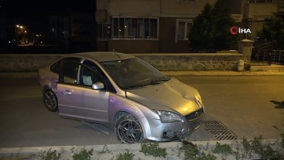 ilk mudahale -  Virajı alamayan otomobil kaldırıma çıkıp yan yola girdi: 1 yaralı Videosu