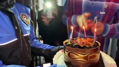  Evinden çıkamayan 14 yaşındaki genç kıza polisten doğum günü sürprizi