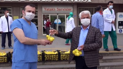  Sağlık çalışanlarına limonlu, alkışlı moral