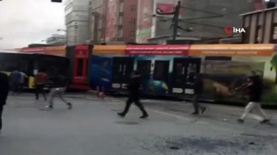 belediye otobusu -  Sultangazi'de rayından çıkan tramvay belediye otobüsüne çarptı Videosu