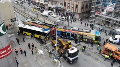  Sultangazi'de tramvay İETT otobüsüne çarptı