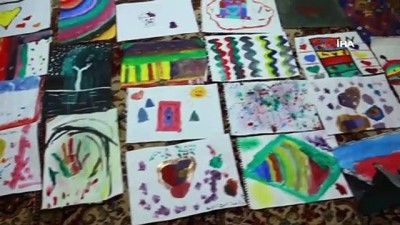  23 Nisan'da 11 yaşındaki Elif resim sergisini evinde açtı